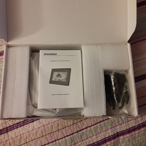Sylvania SDPF651-B  6.5 " Digital Photo Frame - Picture 7 of 13